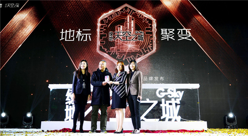 12--周總與商管團隊成員共同送出幸運大獎